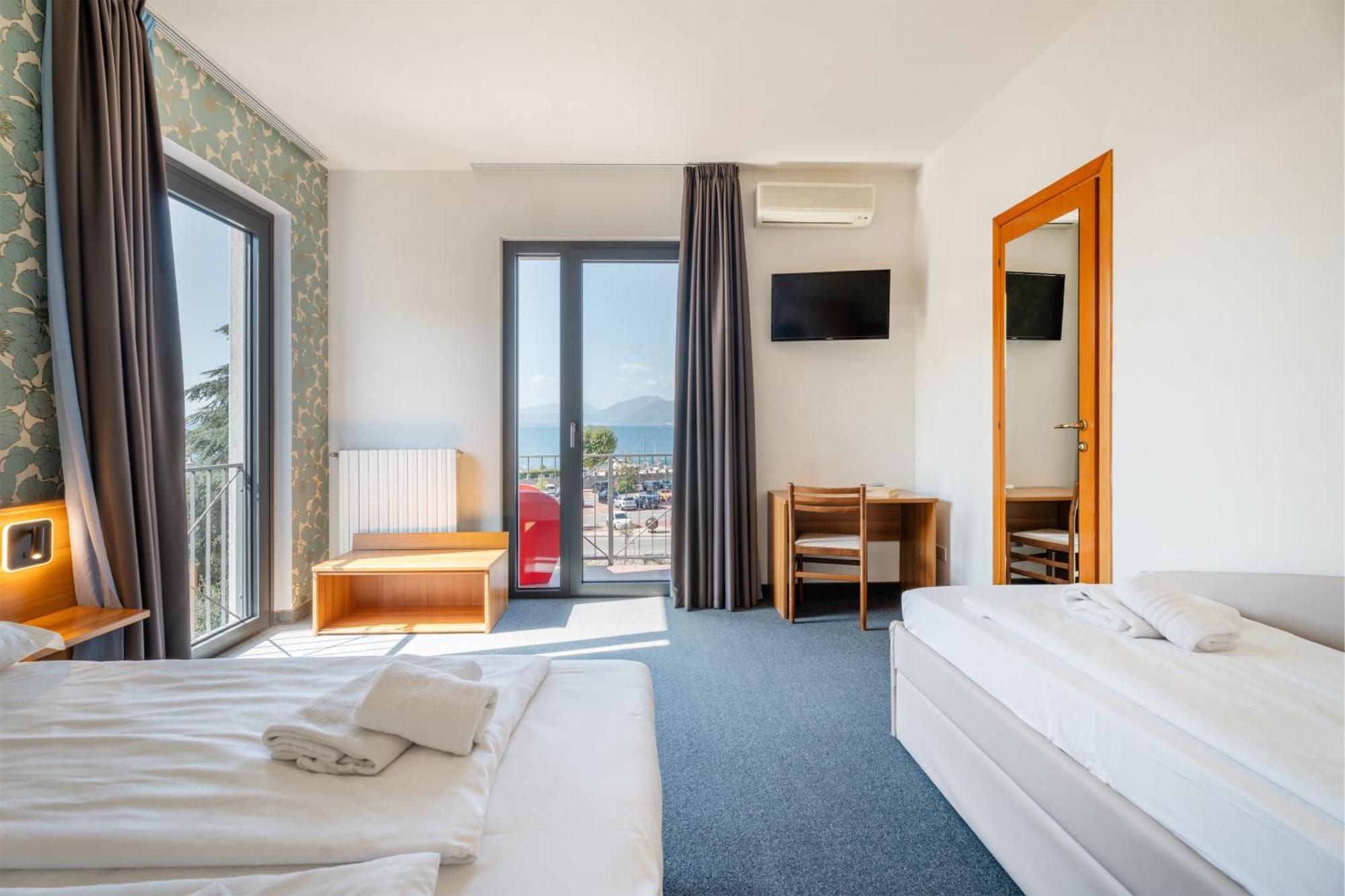 Hotel Al Castello Torri Del Benaco Bagian luar foto