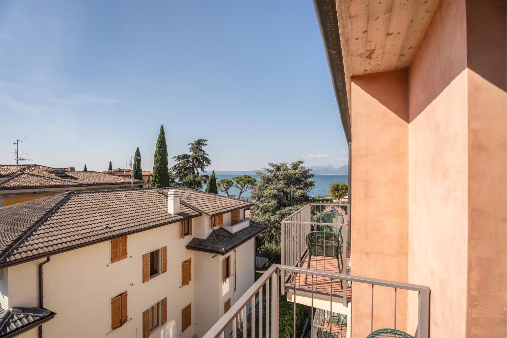 Hotel Al Castello Torri Del Benaco Bagian luar foto