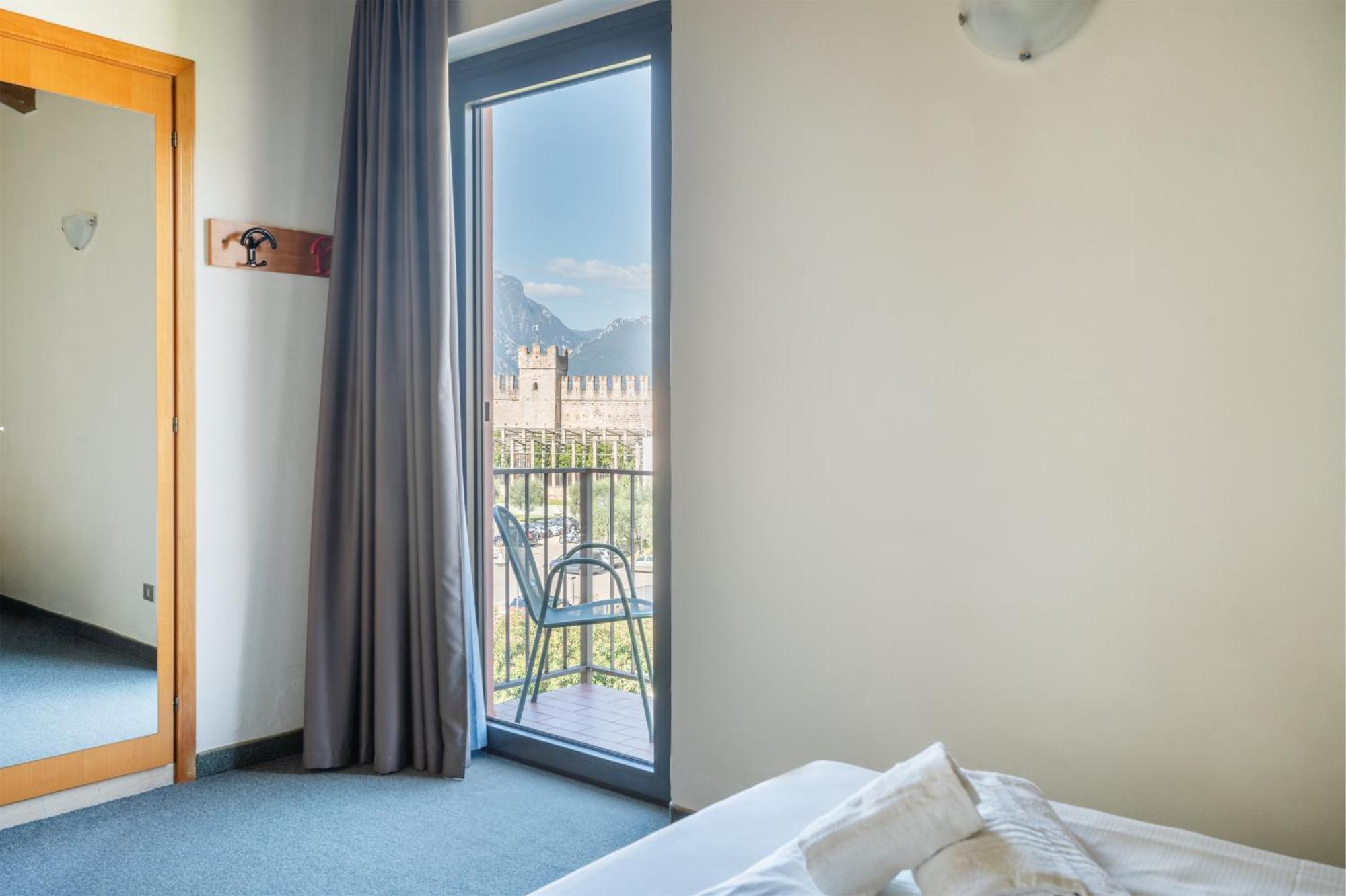 Hotel Al Castello Torri Del Benaco Bagian luar foto