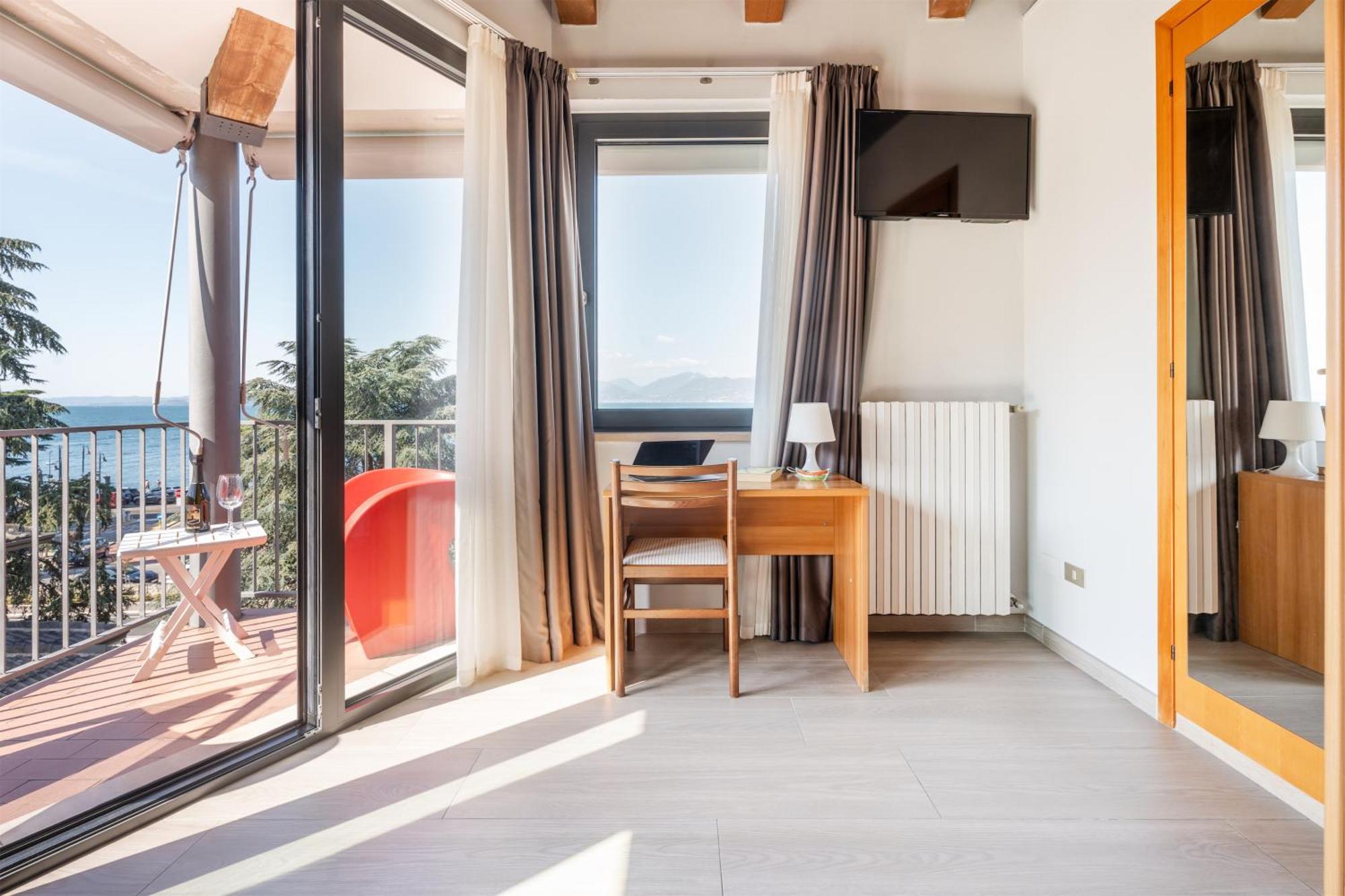 Hotel Al Castello Torri Del Benaco Bagian luar foto