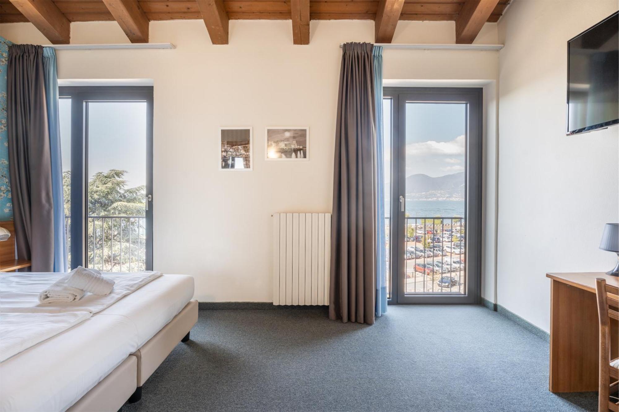 Hotel Al Castello Torri Del Benaco Bagian luar foto