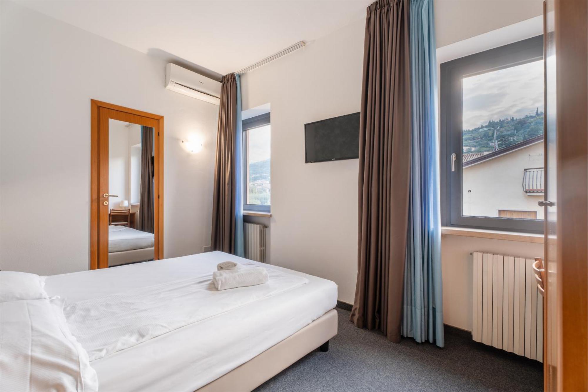 Hotel Al Castello Torri Del Benaco Bagian luar foto